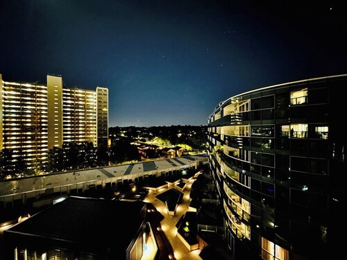 Close to Mel Uni 2BR2BA parking+ Balcony+wifi