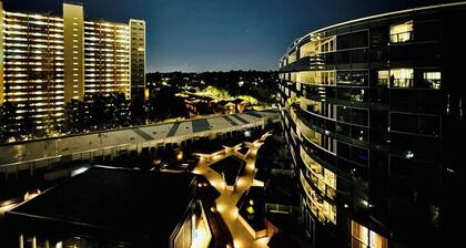 Close to Mel Uni 2BR2BA parking+ Balcony+wifi