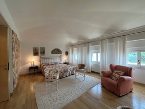 6 bedrooms, iron/ironing board, WiFi, bed sheets