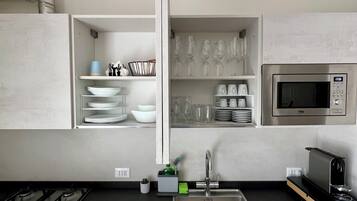 Frigorifero, microonde, forno, piano cottura