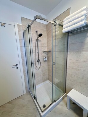Een douche,  milieuvriendelijk toiletgerief, een haardroger, een bidet