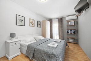 3 bedrooms, laptop workspace, iron/ironing board, free WiFi - Villa Ancora With Private Pool (Marcana)