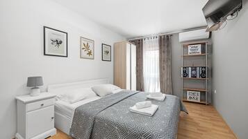 Casa familiare, camere multiple, frigorifero e microonde (Villa Ancora With Private Pool) | 3 camere, postazione laptop, ferro/asse da stiro, Wi-Fi gratuito