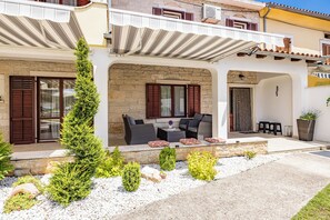 Casa familiar, varias habitaciones, frigorífico y microondas (Villa Ancora With Private Pool) | Terraza o patio