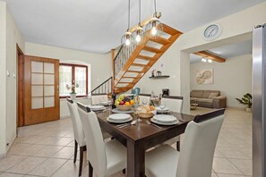 Casa familiar, varias habitaciones, frigorífico y microondas (Villa Ancora With Private Pool) | Restauración