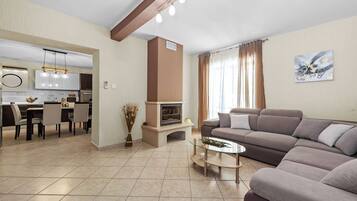 Familienhaus, Mehrere Schlafzimmer, Kühlschrank und Mikrowelle (Villa Ancora With Private Pool) | Wohnbereich | 21-Zoll-Flachbildfernseher mit Satellitenempfang, Kamin