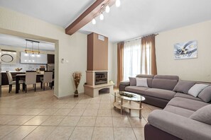 Familienhaus, Mehrere Schlafzimmer, Kühlschrank und Mikrowelle (Villa Ancora With Private Pool) | Wohnbereich