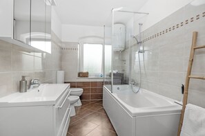 Rumah Keluarga, beberapa kamar, lemari es & microwave (Villa Ancora With Private Pool) | Kamar mandi | Kombinasi shower/bathtub, kloset, handuk, dan sabun
