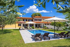 Casa familiar, varias habitaciones, frigorífico y microondas (Villa Ancora With Private Pool) | Piscina | Una piscina al aire libre de temporada