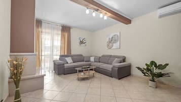 21-Zoll-Flachbildfernseher mit Satellitenempfang, Kamin