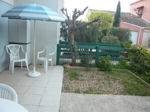 Property grounds - Duplex Provençal 2-BR w/Terrace, Garden & Pool Near Beach (Le Grau-du-Roi)