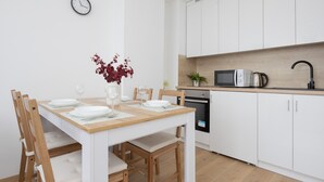 Microwave, cookware/dishes/utensils - Apartment in Downtown Warsaw by Renters (Warsaw)