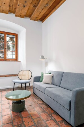 Suite, 2 habitaciones | Zona de estar | Televisión de pantalla plana de 50 pulgadas con canales por cable