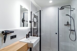 Articles de toilette écologiques, sèche-cheveux, serviettes fournies
