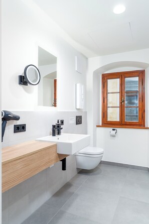 Suite Premium | Baño | Artículos de higiene personal ecológicos, secador de pelo y toallas