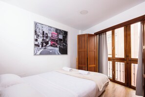 Bureau, système d’insonorisation, fer et planche à repasser