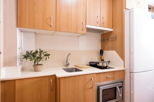 Refrigerador, microondas, tetera/pava eléctrica, plancha de cocina