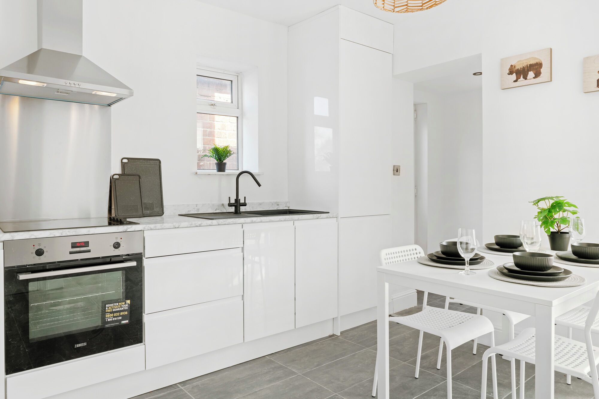 Kjøleskap, mikrobølgeovn, ovn og kokeplater