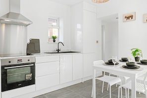 冷蔵庫、電子レンジ、オーブン、コンロ