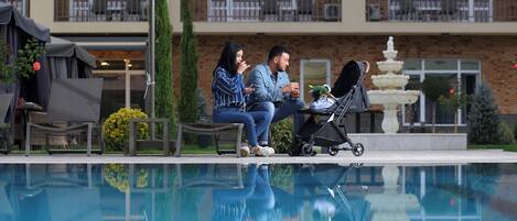 Innenpool, Außenpool (je nach Saison geöffnet)