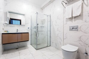 Suite junior, vistas a la montaña | Baño | Ducha, secador de pelo, zapatillas y toallas