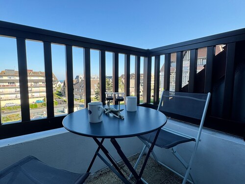 Charming 2-Room Apartment w/ Balcony, 200m from Beach, Close to Shops & Bus, Parking Included