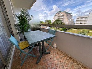 Outdoor dining - Central Arcachon Apartment: Beach & Shops on Foot (Arcachon)