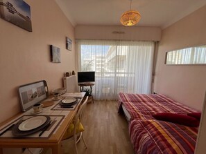 Room - Central Arcachon Apartment: Beach & Shops on Foot (Arcachon)