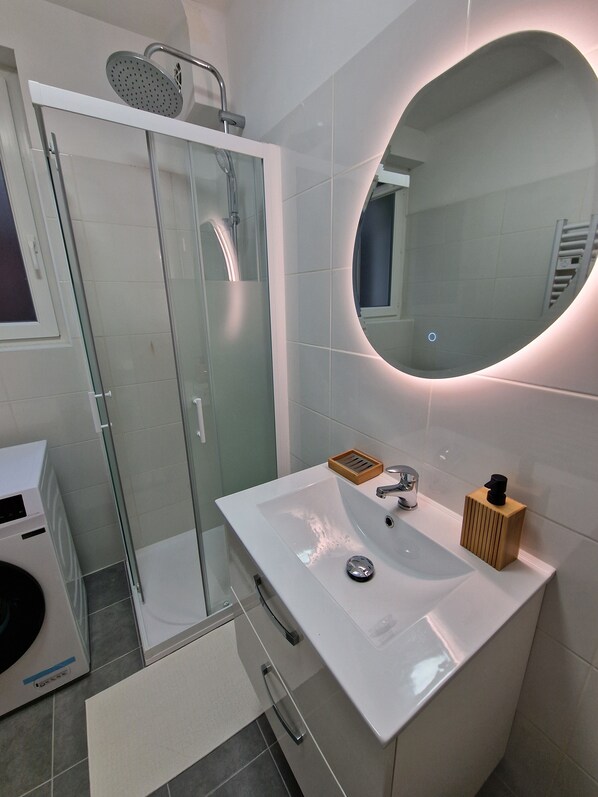 Shower, free toiletries, hair dryer, towels