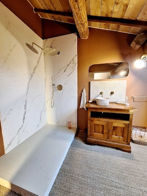Dusche, Haartrockner, Handtücher, Seife