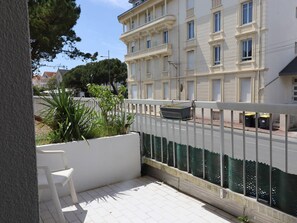 Property grounds - Beachfront Apartment in Royan with Terrace and Garage - Sleeps 4 (Royan)