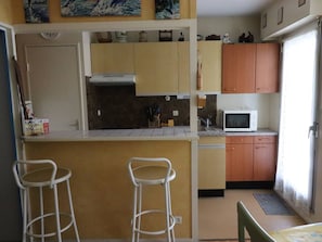 Microwave, oven, stovetop, dishwasher - Beachfront Apartment in Royan with Terrace and Garage - Sleeps 4 (Royan)