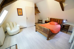Family Quadruple Room, Non Smoking, Garden View | Blackout curtains, iron/ironing board, free WiFi - LE POTAGER (Saint-Georges-de-Montclard)