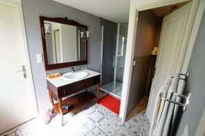 Habitación triple, no fumadores, vistas al jardín | Baño