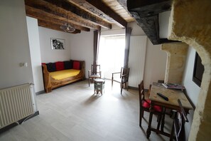 Chambre triple, non-fumeur, vue sur le jardin | Rideaux d’obscurcissement, fer et planche à repasser