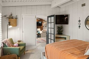 2 bedrooms, desk, iron/ironing board, travel cot