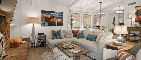 Una televisión, una chimenea, una oficina