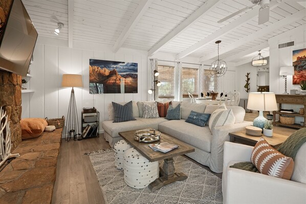 Tv, eldstad och kontor