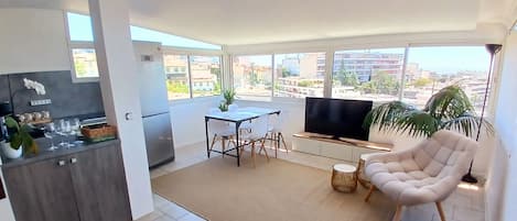 Smart TV, table tennis