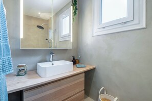 Hair dryer, towels - Celadon Beach - Appartement de 90m2 Avec Terrasse et Parking à 400m de la Plage (Saint-Cyprien)