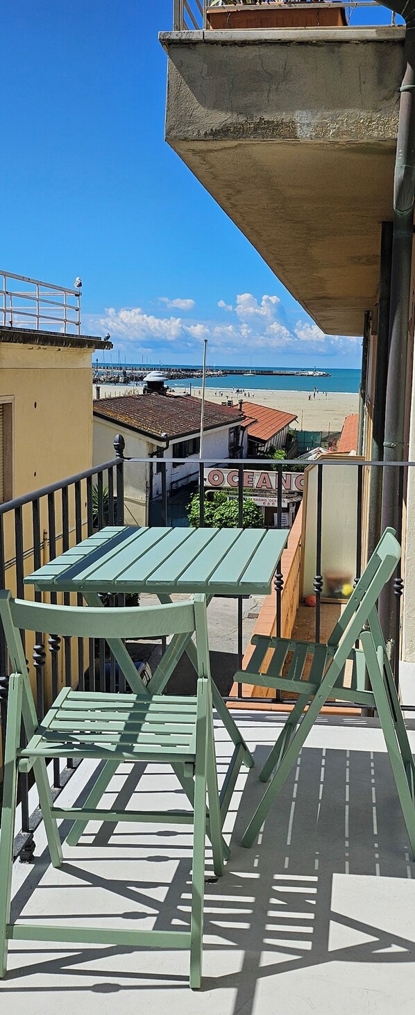 Outdoor dining - The Dream Harbor in promenade 20 mt from the beach with 2 balconies overlooking the sea (Viareggio)