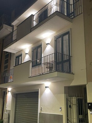 Exterior detail - The Dream Harbor in promenade 20 mt from the beach with 2 balconies overlooking the sea (Viareggio)
