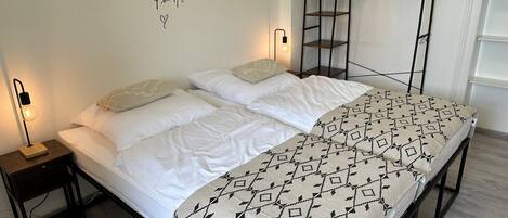 3 habitaciones, tabla de planchar con plancha, cuna de viaje y wifi