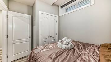 1 chambre, bureau, fer et planche à repasser, accès au Wi-Fi (inclus)