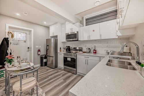 Cozy and Tastefully Furnished 1BR Guest Suite Close to Spruce Meadows SW Calgary