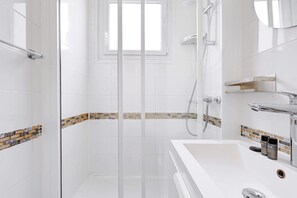 Dusche, Haartrockner, Handtücher, Shampoo