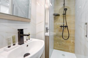 Ducha, secador de pelo, toallas