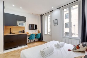 Desk, iron/ironing board, travel cot, WiFi