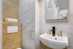 Shower, hair dryer, towels, shampoo - Studio avec A-C aux Champs-Elysees (Paris)