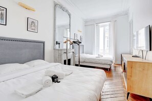 3 Schlafzimmer, Schreibtisch, Bügeleisen/Bügelbrett, Reisekinderbett